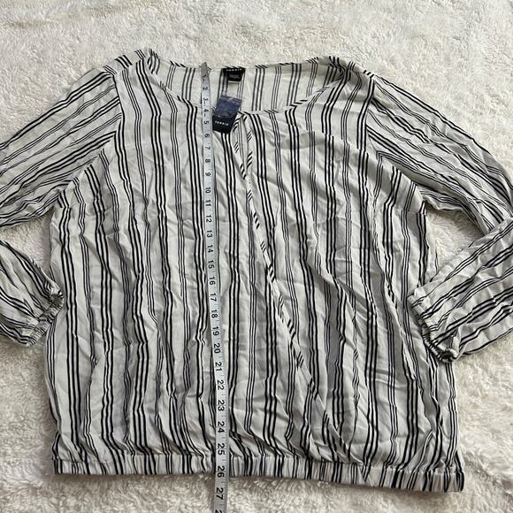 Torrid NWT Women's White/ Black Strip KeyHole Long Sleeve Elastic Waist Band Sz2 - Picture 4 of 7